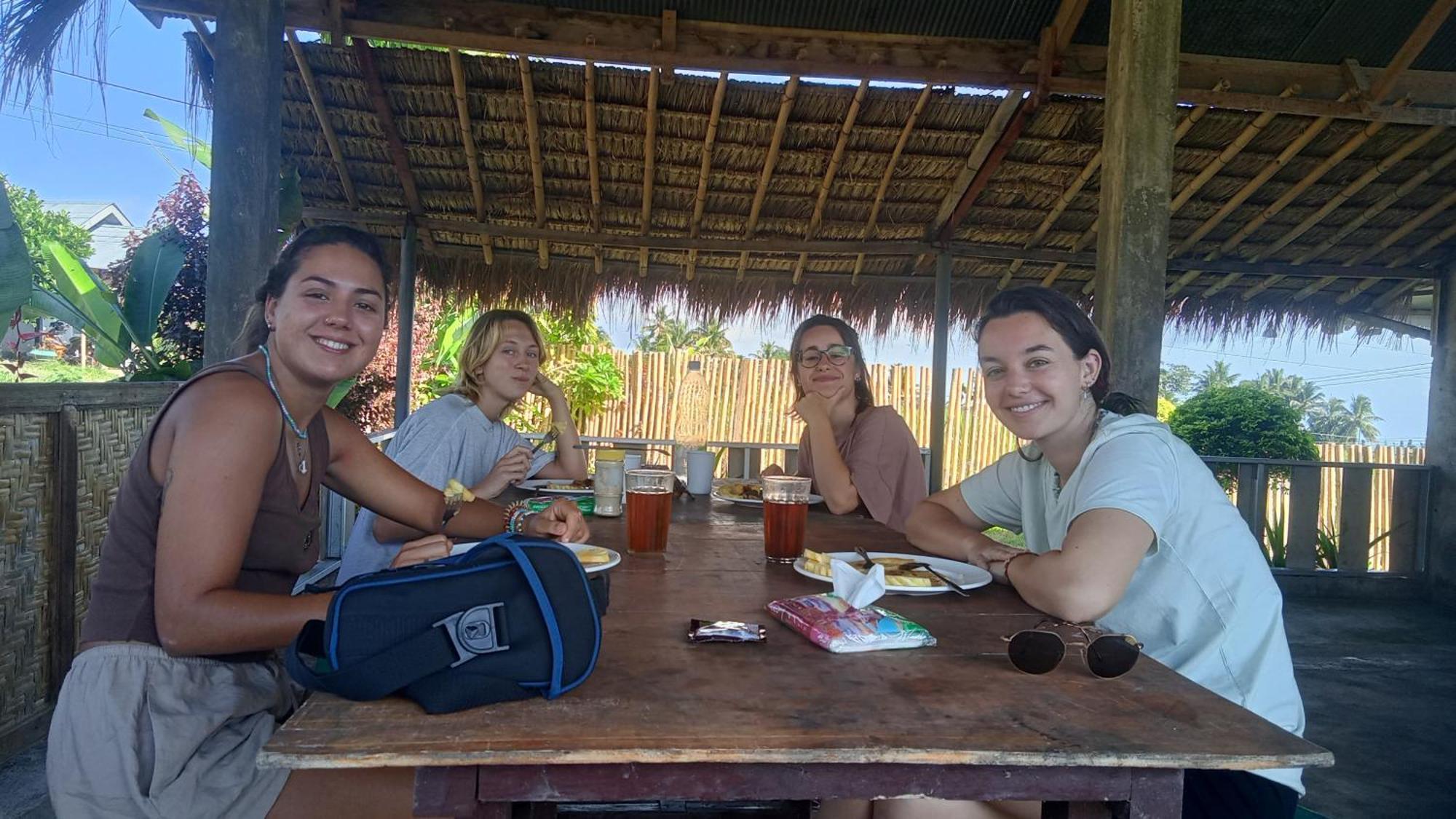 Bayan Exotic Homestay Сенару Екстериор снимка